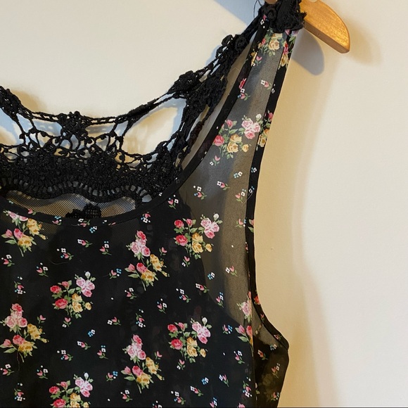 Iris Basic floral crochet lace sleeveless tank blouse - Large - Picture 8 of 13